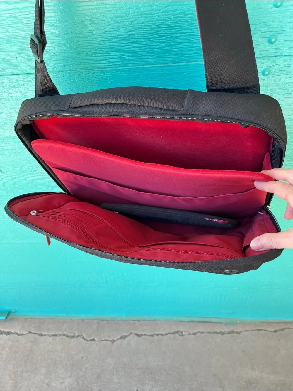 BELKIN 17” MESSENGER LAPTOP BAG STRAPS PREMIUM BLACK/CABERNET RED